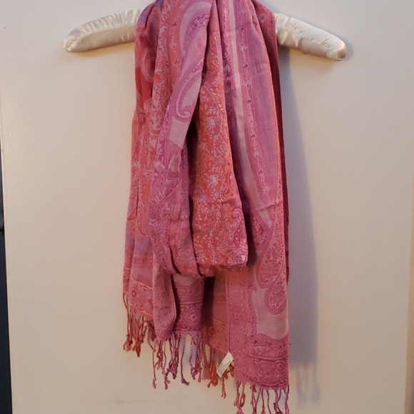 Never worn, lightweight, fringed patterned scarf - Picture 5 of 5
